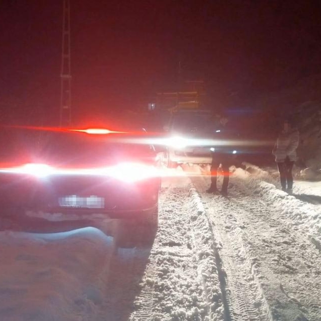 Kayseri'de kar yağışı sonrası otomobilde mahsur kalan 2 kişi kurtarıldı