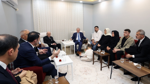 Cumhurbaşkanı Erdoğan, depremzede aileyi yeni yuvasında ziyaret etti