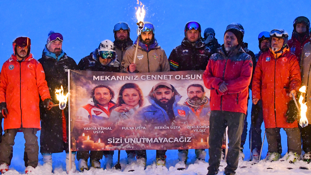 Uludağ'daki otel yangınında hayatını kaybeden Sarıkamışlı kayakçılar meşaleli kayakla anıldı