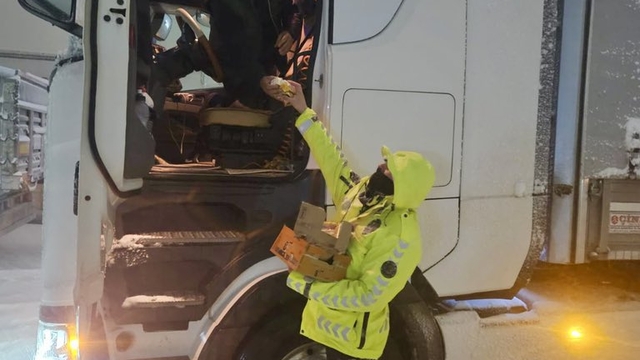 Bitlis'te kar nedeniyle yolda kalan sürücülere trafik ekipleri yardım etti