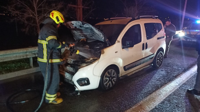 Aydın'da hafif ticari araçta çıkan yangın söndürüldü