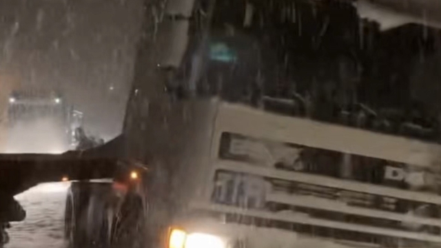 Düzce'de geçiş güzergahlarında tırlar makasladı, yollar kısmen kapandı