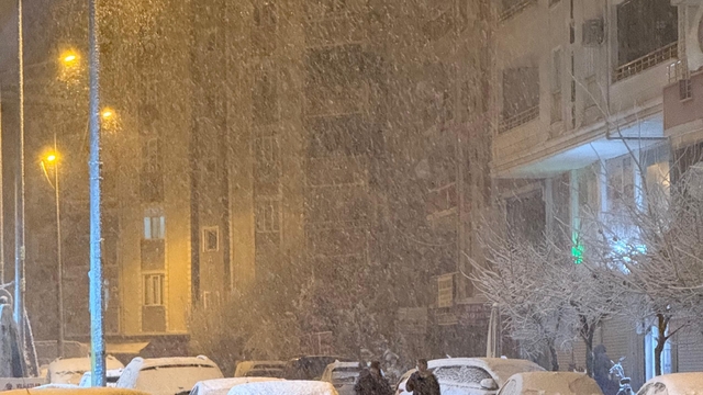 Iğdır'da kar yağışı şehir merkezini beyaza bürüdü
