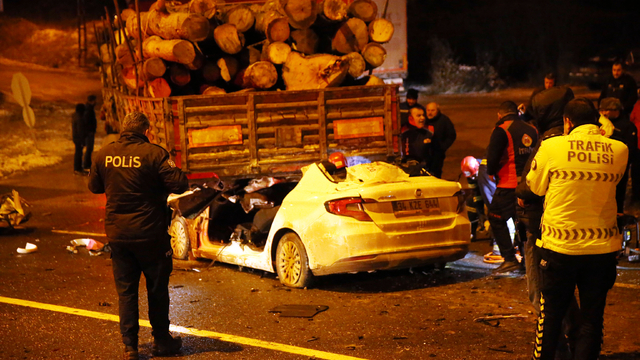Kastamonu'da tıra çarpan otomobildeki 1 kişi öldü, 2 kişi yaralandı