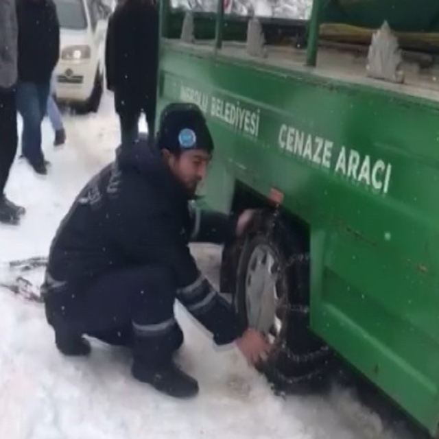 Karda mahsur kalan cenaze aracı için seferber oldular