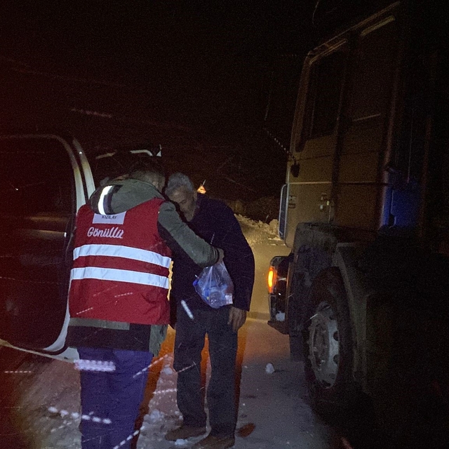Kar ve tipi nedeniyle Tendürek'te yolda kalanlara Kızılay yardım ulaştırdı