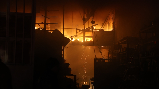 Sanayi Sitesi'nde çıkan yangında 9 iş yeri zarar gördü