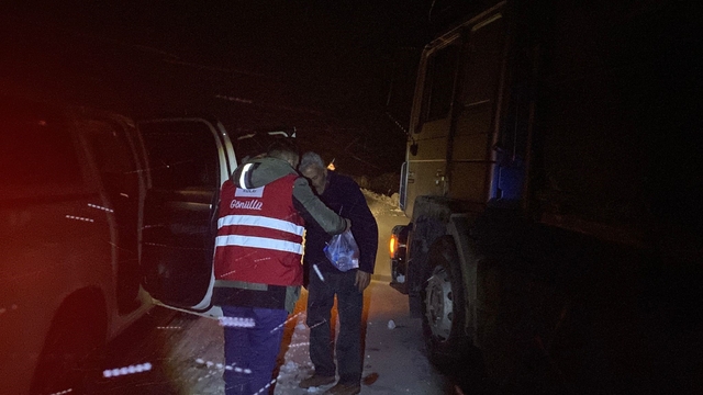Kar ve tipi nedeniyle Tendürek'te yolda kalanlara Kızılay yardım ulaştırdı