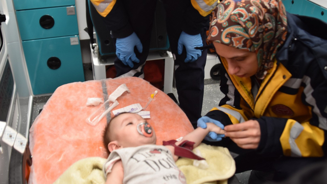 Karla kapanan yol açıldı, 7 aylık bebek hastaneye ulaştırıldı