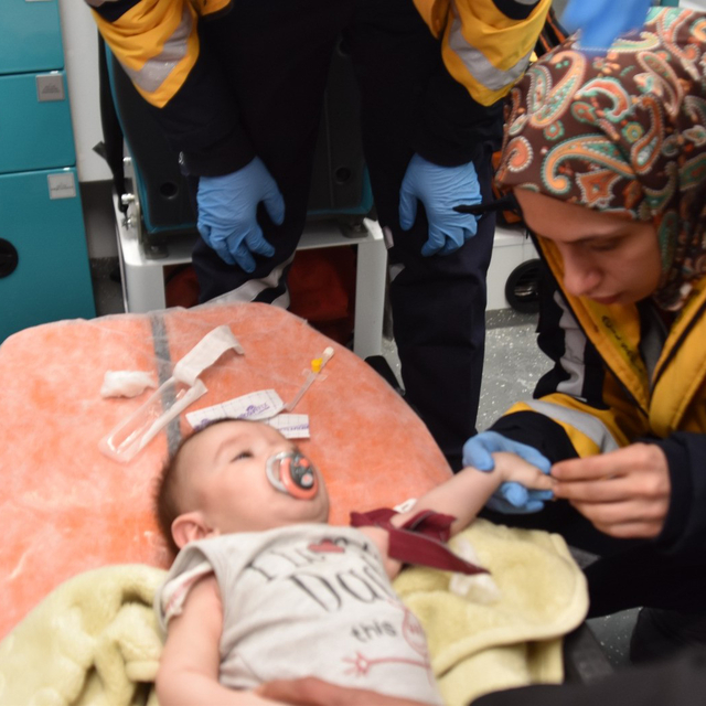 Karla kapanan yol açıldı, 7 aylık bebek hastaneye ulaştırıldı