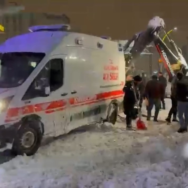 Yüksekova'da kara saplanan ambulansın imdadına karla mücadele ekipleri yeti...