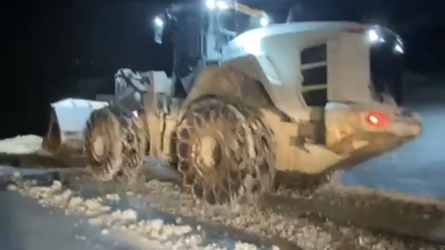 Muş'ta kar yağışı 250 köy yolunu ulaşıma kapattı