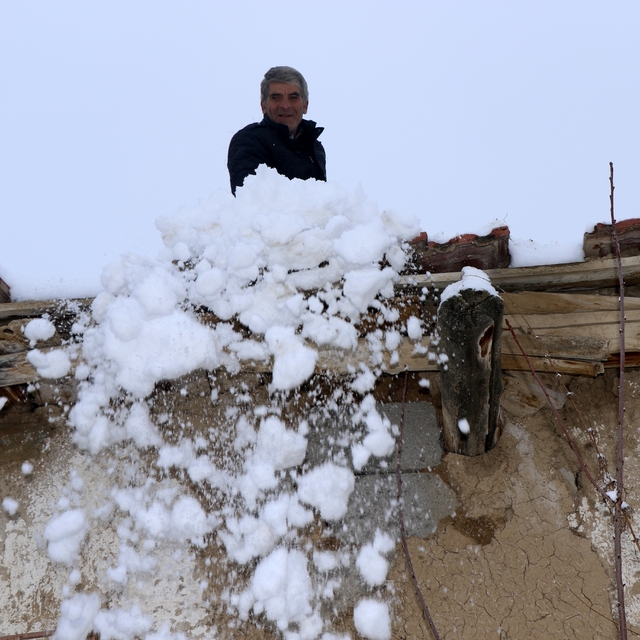 Toprak damlı evlerde yaşayan vatandaşlar baca küreme işine koyuldu