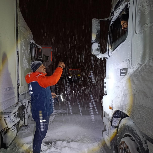 Tendürek'te tipi nedeniyle onlarca araç yolda kaldı