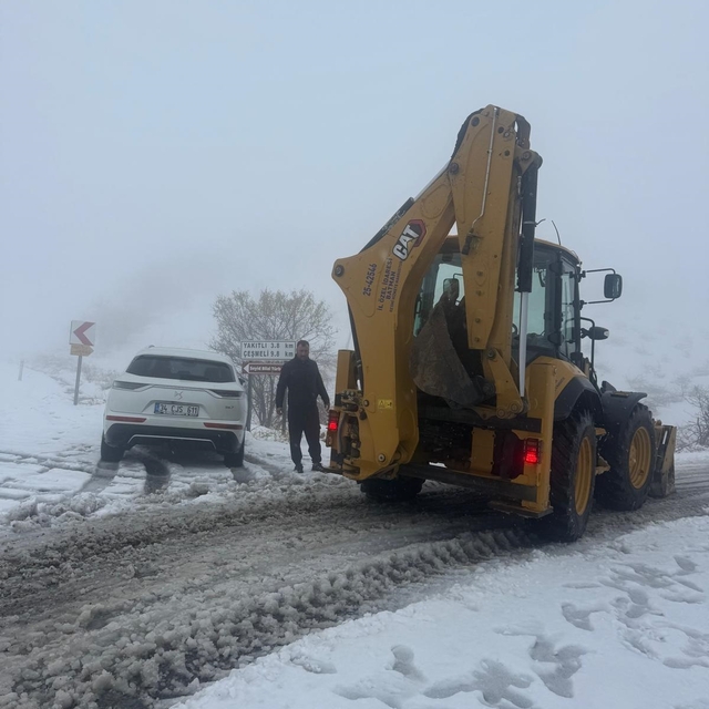 Gercüş'te kardan kapanan 5 köy yolu ulaşıma açıldı