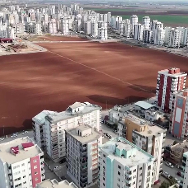 Apartmanlar arasında tarım yapmaya devam ediyor
Adana'da bir kişi tarlasını...