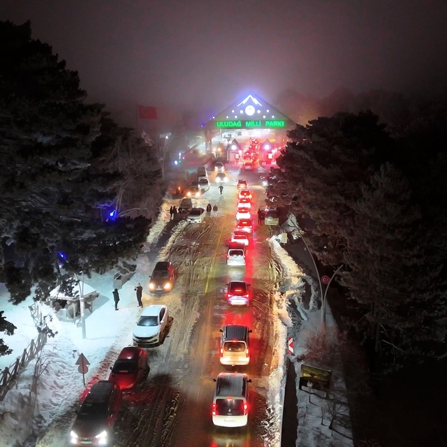 Beyaza bürünen Uludağ'da jandarmadan sıkı denetim
Saatte 500 araç çıkıyor