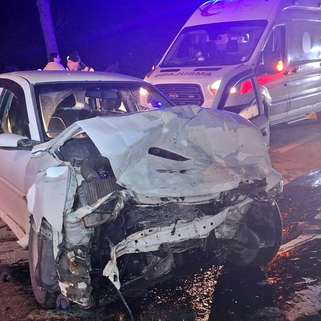 Sakarya'da iki otomobil çarpıştı; 6 yaralı
