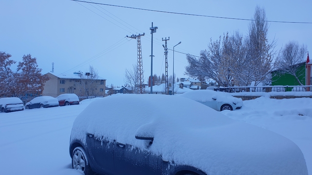 Başkale'de araçlar kara gömüldü: 4 yerleşim yerinin yolu ulaşıma kapandı