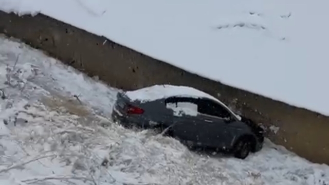 Yüksekova'da kar yağışı ve buzlanma kazaları beraberinde getirdi