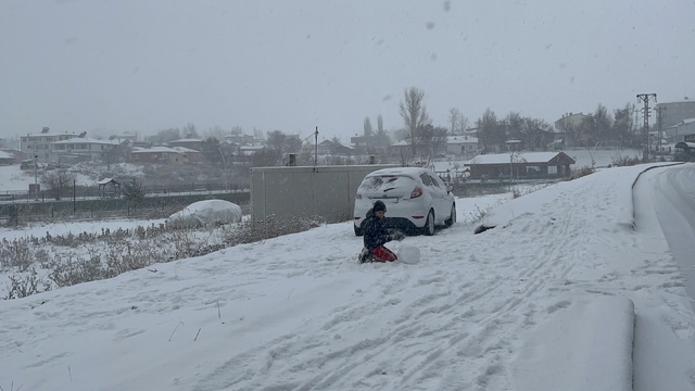 Kars beyaz gelinliğini giydi: Meteoroloji uyarmıştı, kar şehre indi
