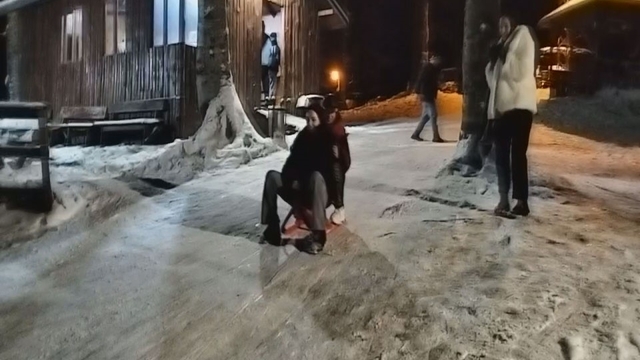 Nebiyan Dağı beyaza büründü, çocuklar gibi eğlendiler