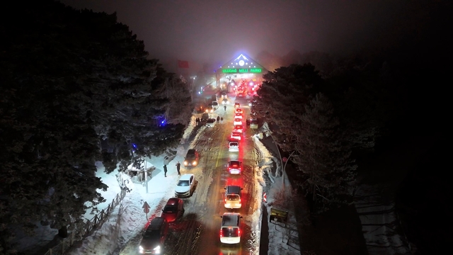 Beyaza bürünen Uludağ'da jandarmadan sıkı denetim
Saatte 500 araç çıkıyor