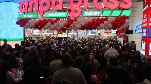 Denizli'de zincir marketin indirimli açılışı geceden sabaha kuyruk oluşturdu
İndirimli alışveriş için gece yarısında kuyruğa girdiler
Denizli'de metrelerce alışveriş kuyruğu: Gece yarısı gelip 9 saat beklediler