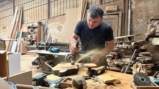 Çürümüş zeytin ağaçlarını sanat eserine dönüştürüyor
Yaylalardan toplayıp atölyesinde tek tek işliyor