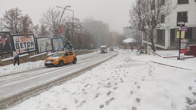 Şırnak'ta kar yağışı sırasında apartmana yıldırım düştü (2)