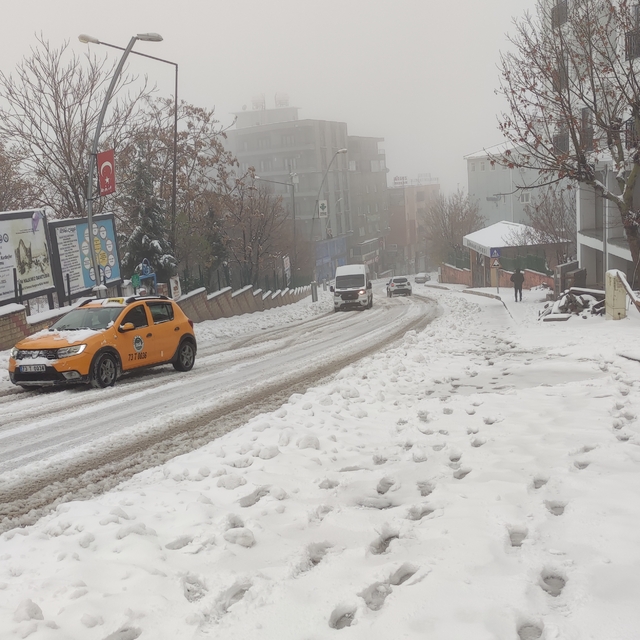 Şırnak'ta kar yağışı sırasında apartmana yıldırım düştü (2)