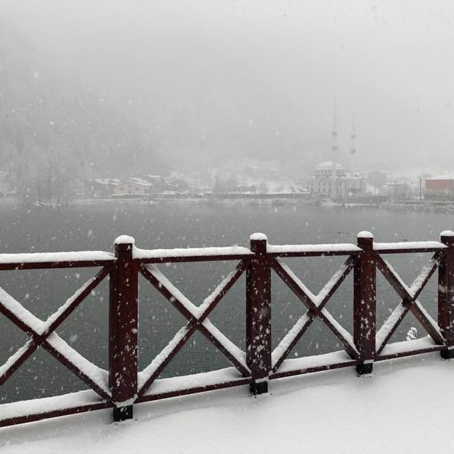 Uzungöl beyaz gelinliğini giydi, kar kalınlığı 15 santimetreye ulaştı