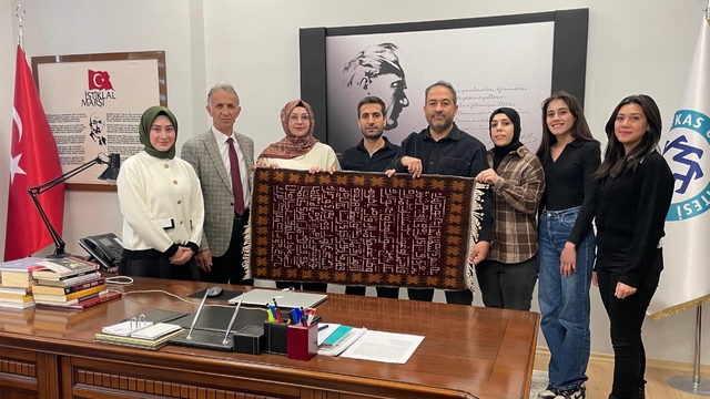 Enver Paşa için dokunan ve üzerinde şiir bulunan 107 yıllık kilim, Kars'ta halı olarak işlendi