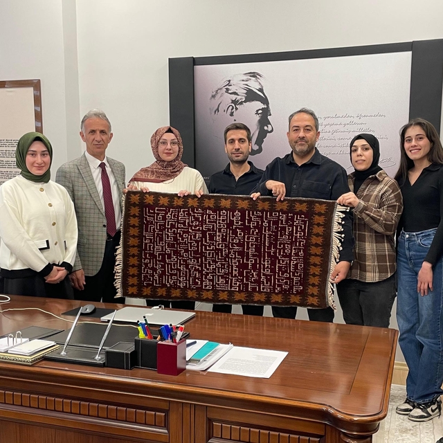 Enver Paşa için dokunan ve üzerinde şiir bulunan 107 yıllık kilim, Kars'ta...