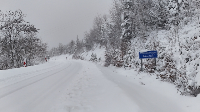 Bartın'da zirvede kar manzarası