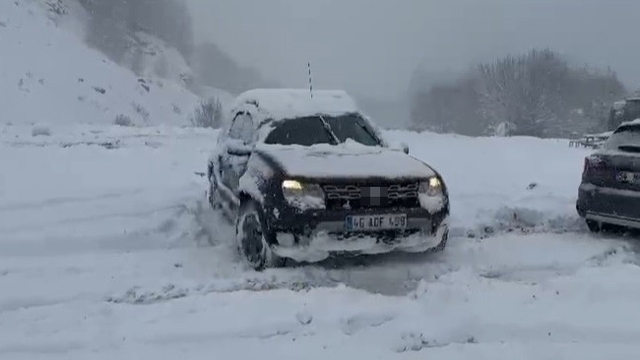 Sakarya'da kar mesaisi: Kimi yolda kaldı, kimi keyfini çıkardı
Sakarya'nın yüksek kesimleri beyaza büründü