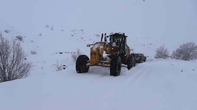 Ağrı'da kar yağışı 423 köy yolunu ulaşıma kapattı