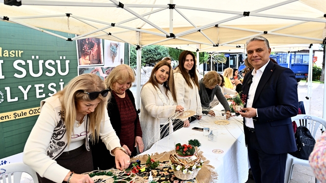 Muratpaşa Belediyesi'nden kadınlara kapı süsü atölyesi