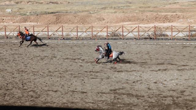 Malatya'nın Yazıhan ilçesinde ata sporu atlı cirit yaşatılıyor