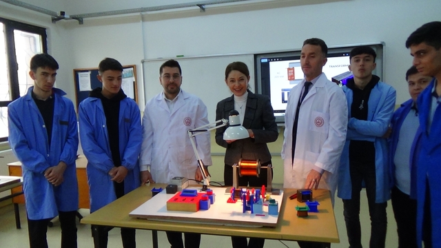 Öğrenciler depodaki atıl malzemelerden trafo sarma makinesi yaptı
Okul Müdiresi Fatoş Karaca Belen:
"Uygulama temelli mesleki eğitime önemli katkı sağlayan proje, okulda benzer çalışmaların artarak devam edeceğinin de güçlü bir göstergesi oldu"