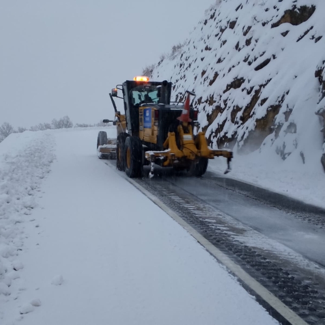 Kar yağışıyla kapanan kırsal mahalle yolları açılıyor