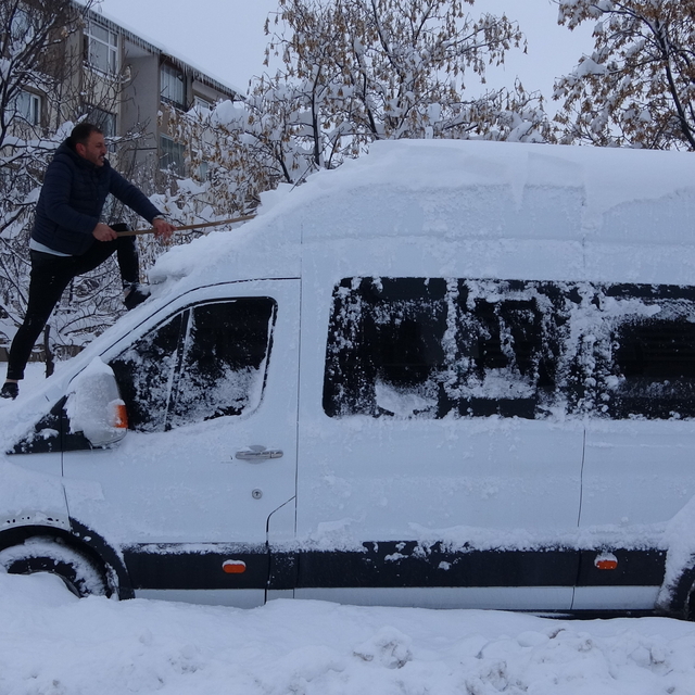 Bitlis'te kar nedeniyle 290 köy yolu ulaşıma kapandı