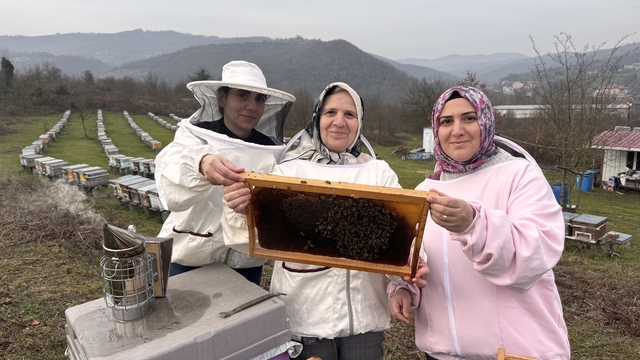 Annenin arıcılık tutkusu iki kızına da geçti