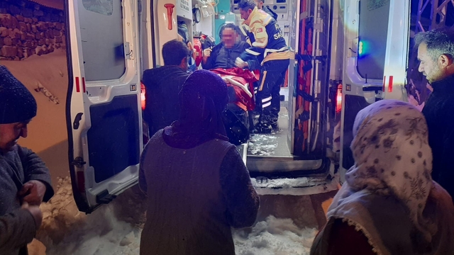 Ağrı'da kar nedeniyle yolu kapanan köyde mahsur kalan 71 yaşındaki hasta için ekipler seferber oldu