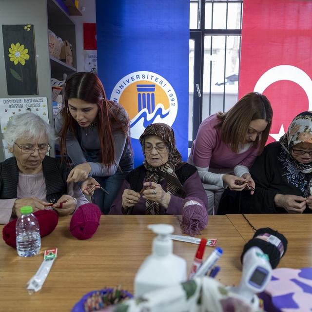 Alzheimer hastaları sanat terapisiyle hayata tutunuyor
