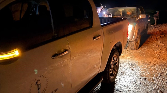 Gercüş'te çamura saplanan aracı Özel İdare ekipleri kurtardı