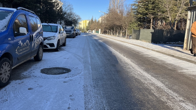 Çankaya'da yollar buz pistine döndü