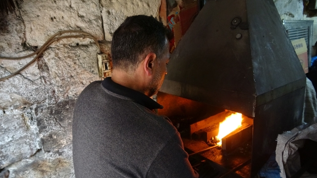 Eski yöntemlerle ürettiği kebap şişlerini 15 ülkeye ihraç ediyor
Avrupa'nın kebap şişleri Gaziantep'ten