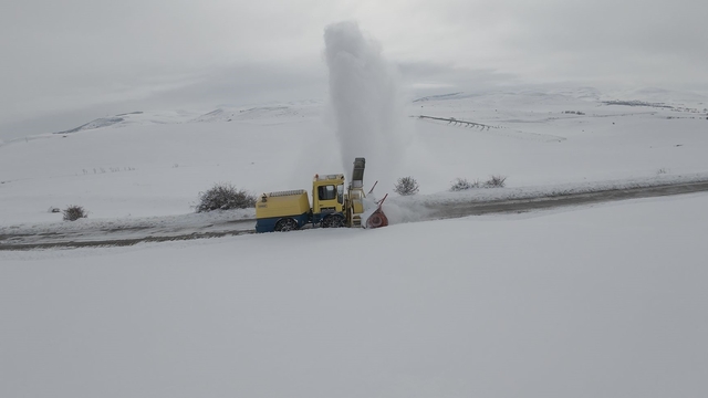 Bayburt'un köy yollarında karla mücadeleye başlandı