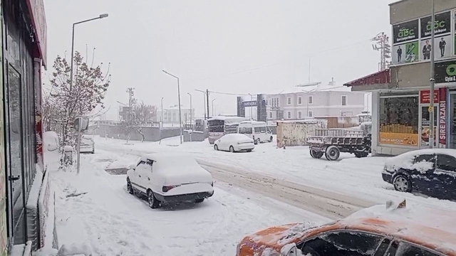 Sincik'te kar yağışı ilçeyi beyaza bürüdü